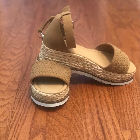 Dolce Vita Tan wedges - Picture 2 of 6